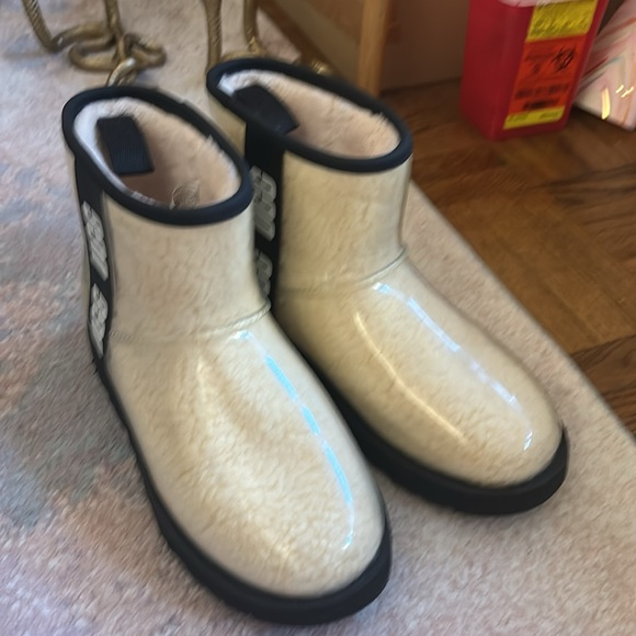 Ugg classic clear mini boot natural/black size 8 NWT - Picture 6 of 12